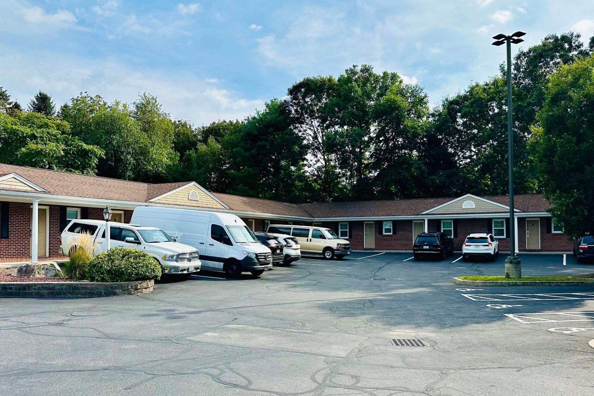 Comfort Inn & Suites Sturbridge-Brimfield エクステリア 写真