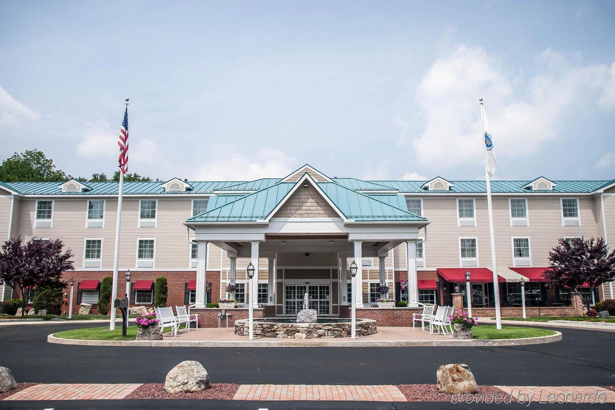 Comfort Inn & Suites Sturbridge-Brimfield エクステリア 写真