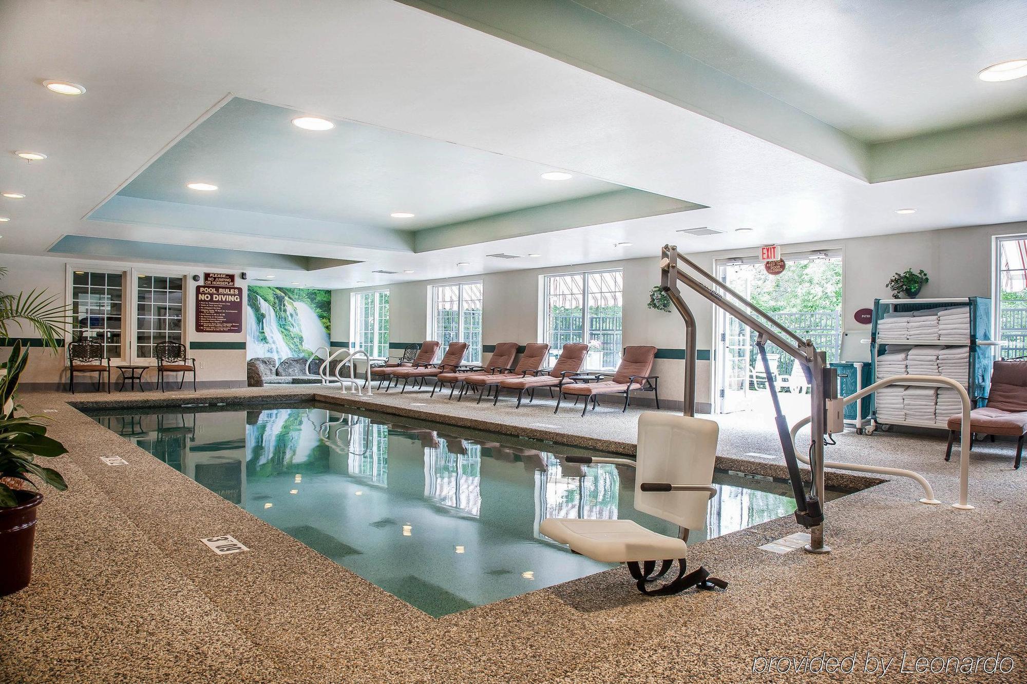 Comfort Inn & Suites Sturbridge-Brimfield エクステリア 写真