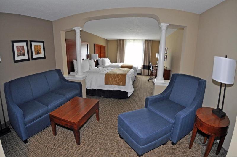 Comfort Inn & Suites Sturbridge-Brimfield エクステリア 写真