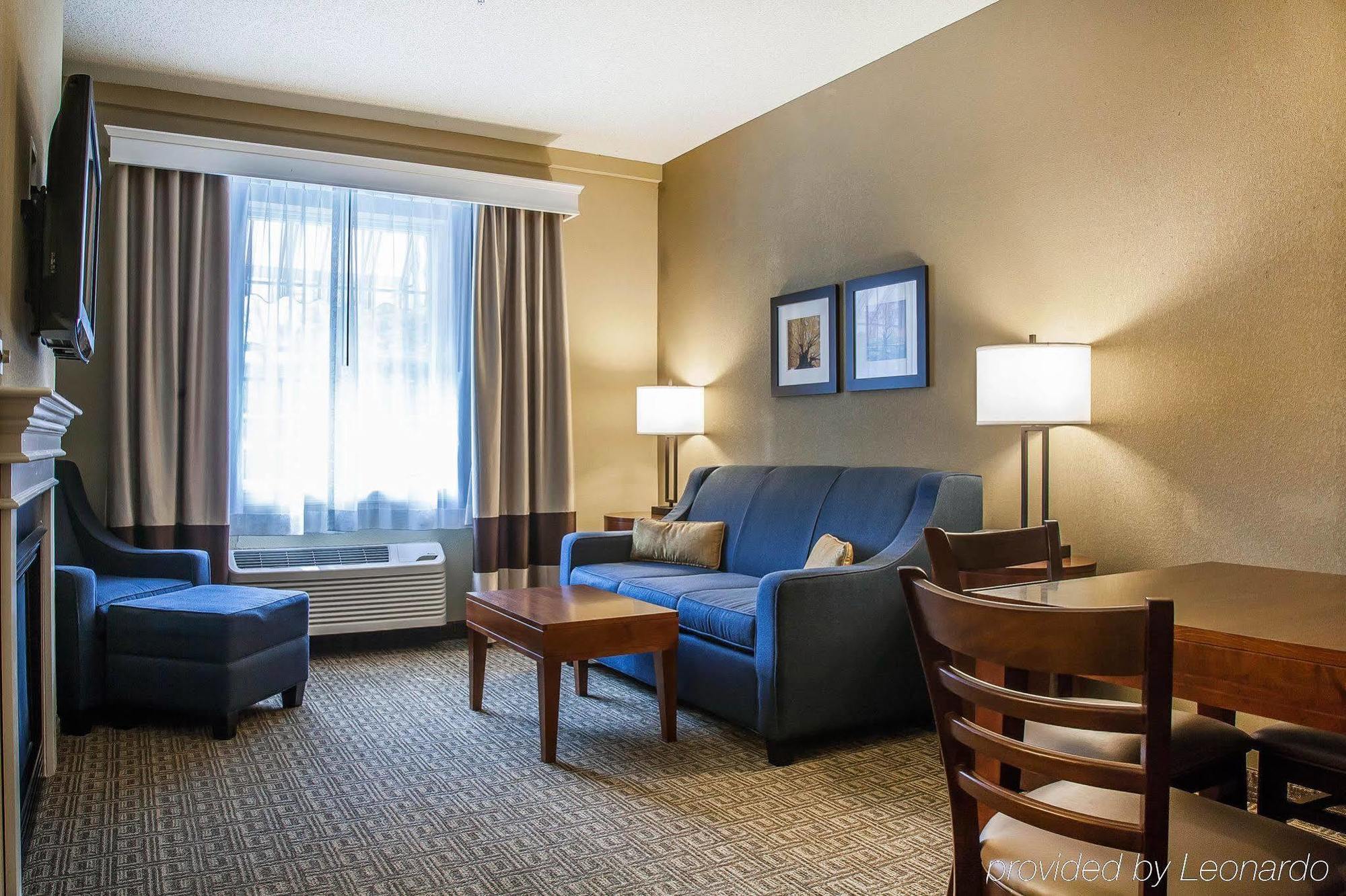 Comfort Inn & Suites Sturbridge-Brimfield エクステリア 写真