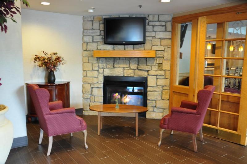 Comfort Inn & Suites Sturbridge-Brimfield エクステリア 写真