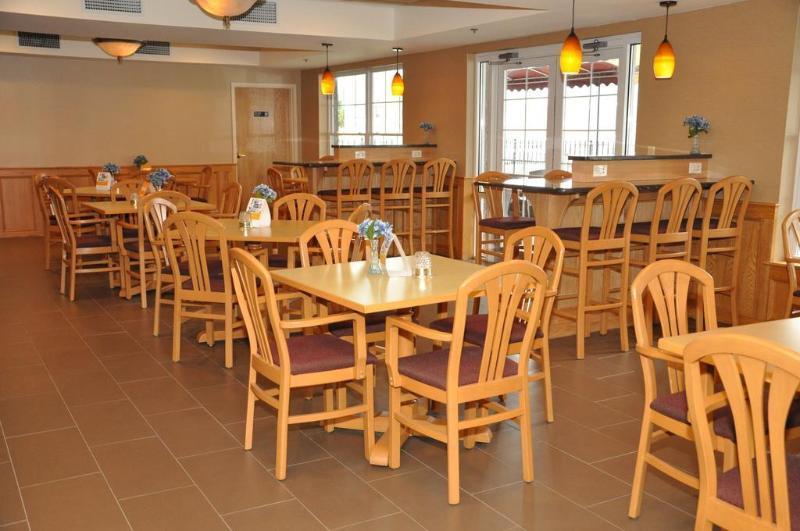 Comfort Inn & Suites Sturbridge-Brimfield エクステリア 写真