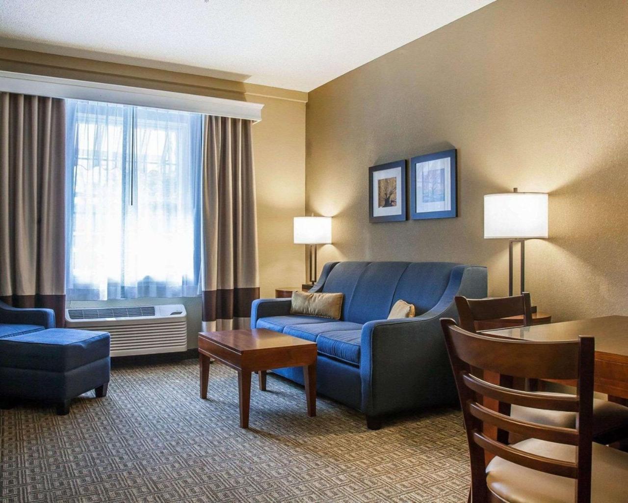 Comfort Inn & Suites Sturbridge-Brimfield エクステリア 写真