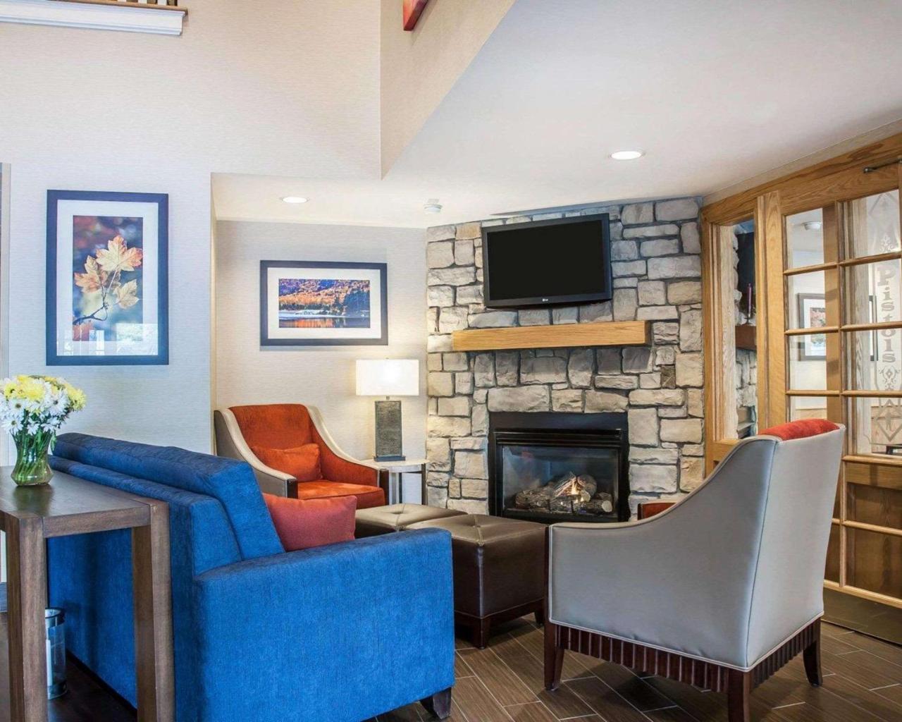 Comfort Inn & Suites Sturbridge-Brimfield エクステリア 写真