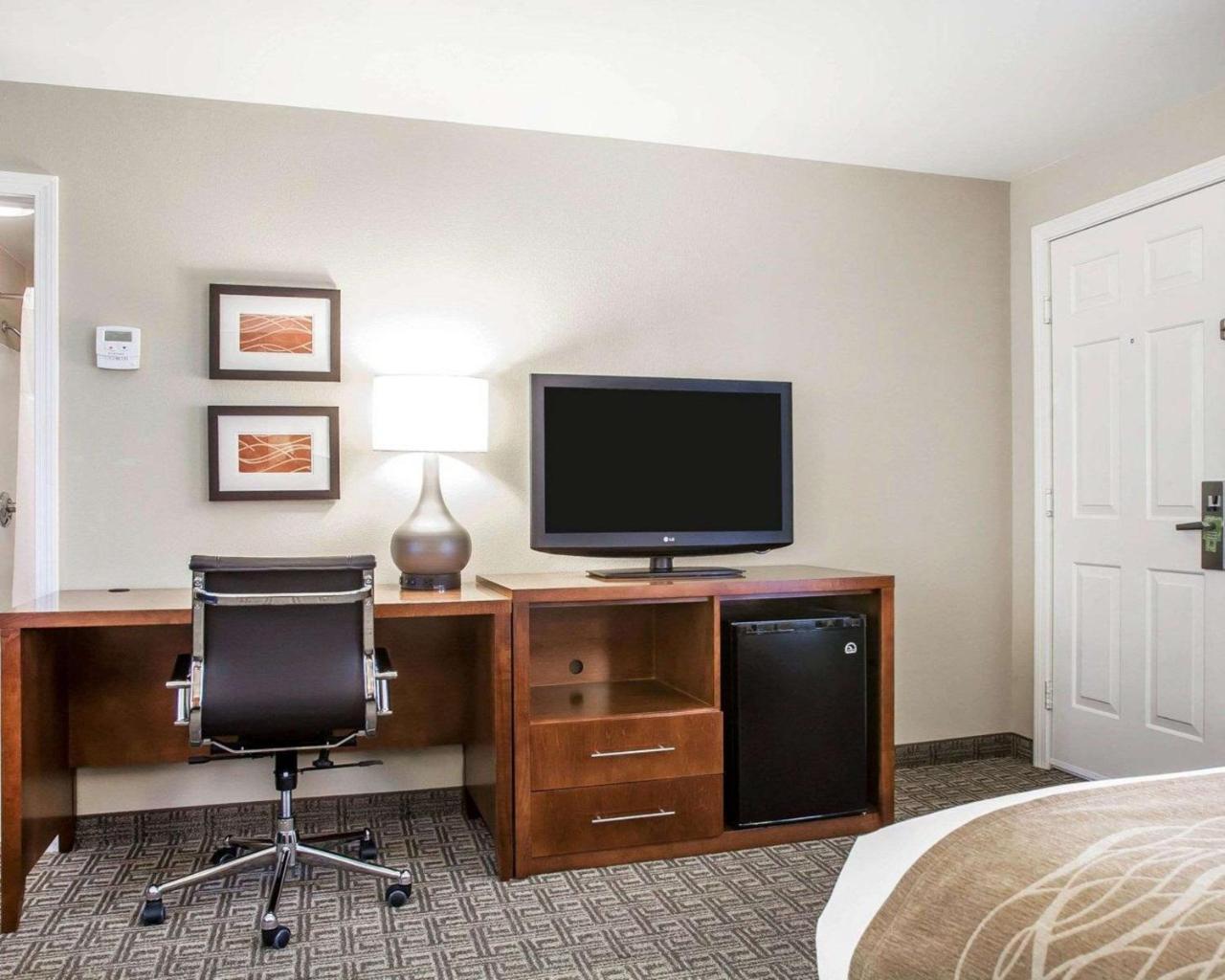 Comfort Inn & Suites Sturbridge-Brimfield エクステリア 写真