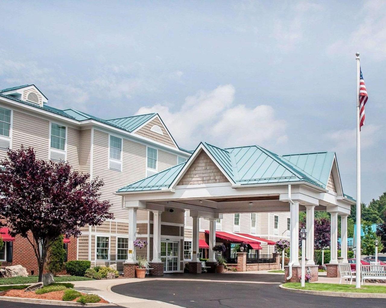 Comfort Inn & Suites Sturbridge-Brimfield エクステリア 写真