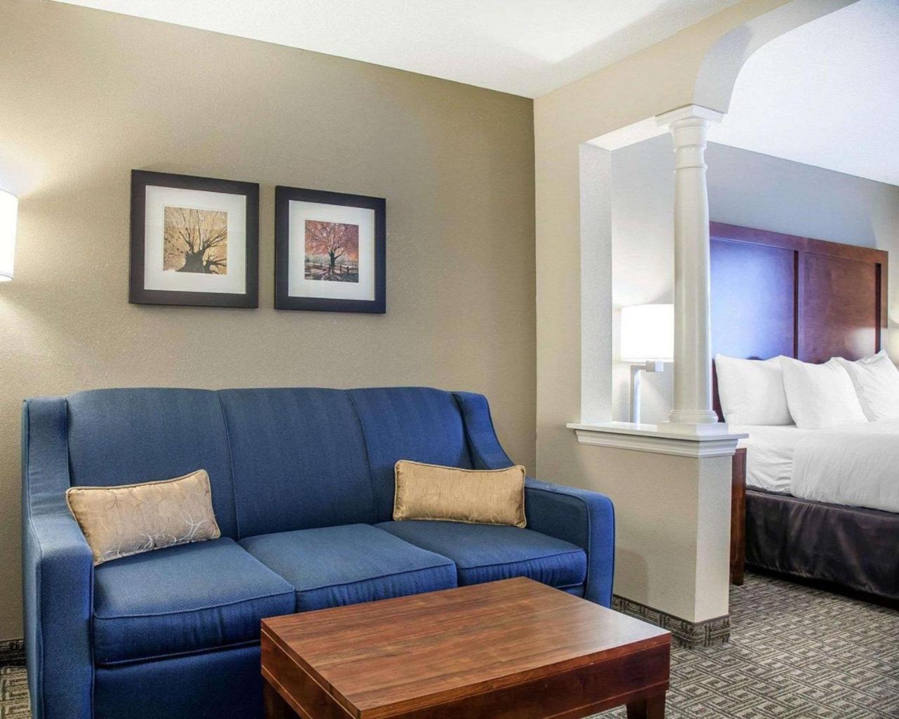 Comfort Inn & Suites Sturbridge-Brimfield エクステリア 写真